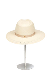 Sombrero de Paja Luna en color Nude. Hecho de 100% paja toquilla con un cintillo decorativo italiano. Panama hat tejido a mano en Ecuador. Tamaño Regulable.