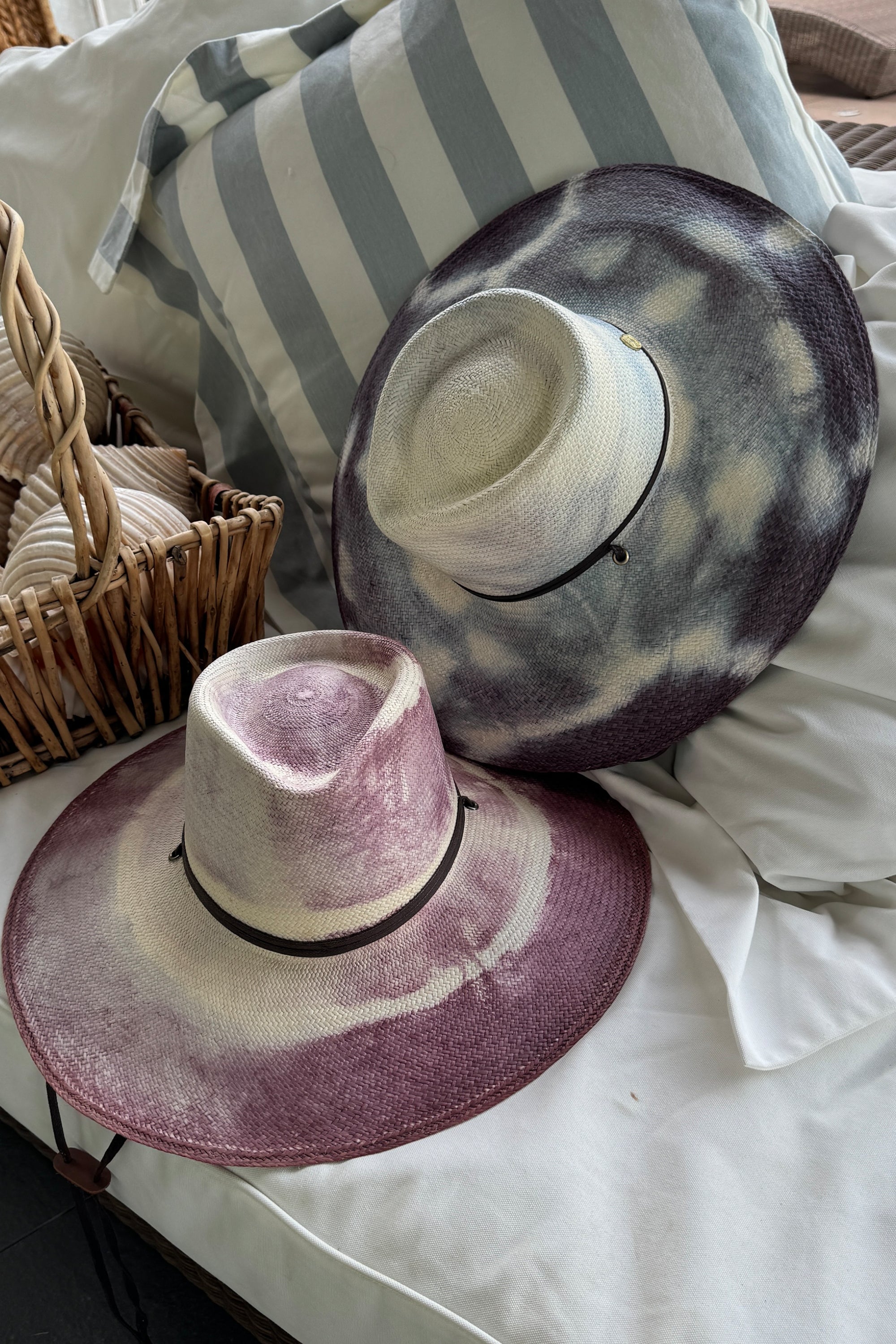Sombrero de Paja Marisol. Hecho de 100% paja toquilla con un cintillo decorativo de cuero. Panama hat tejido a mano en Ecuador. Tamaño Regulable.