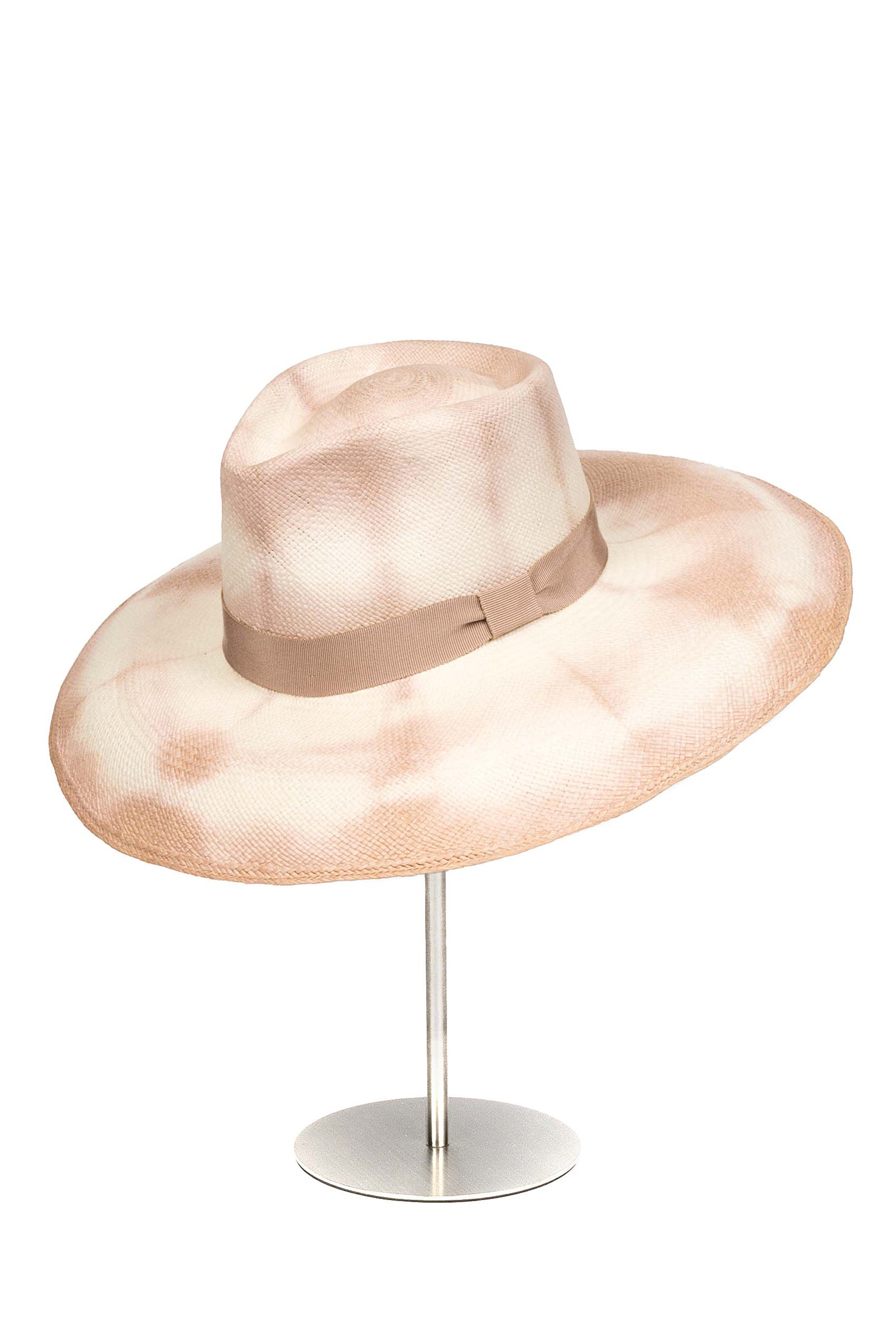 Sombrero de Paja Martina. Hecho de 100% paja toquilla con un cintillo decorativo italiano. Panama hat tejido a mano en Ecuador. Tamaño Regulable.