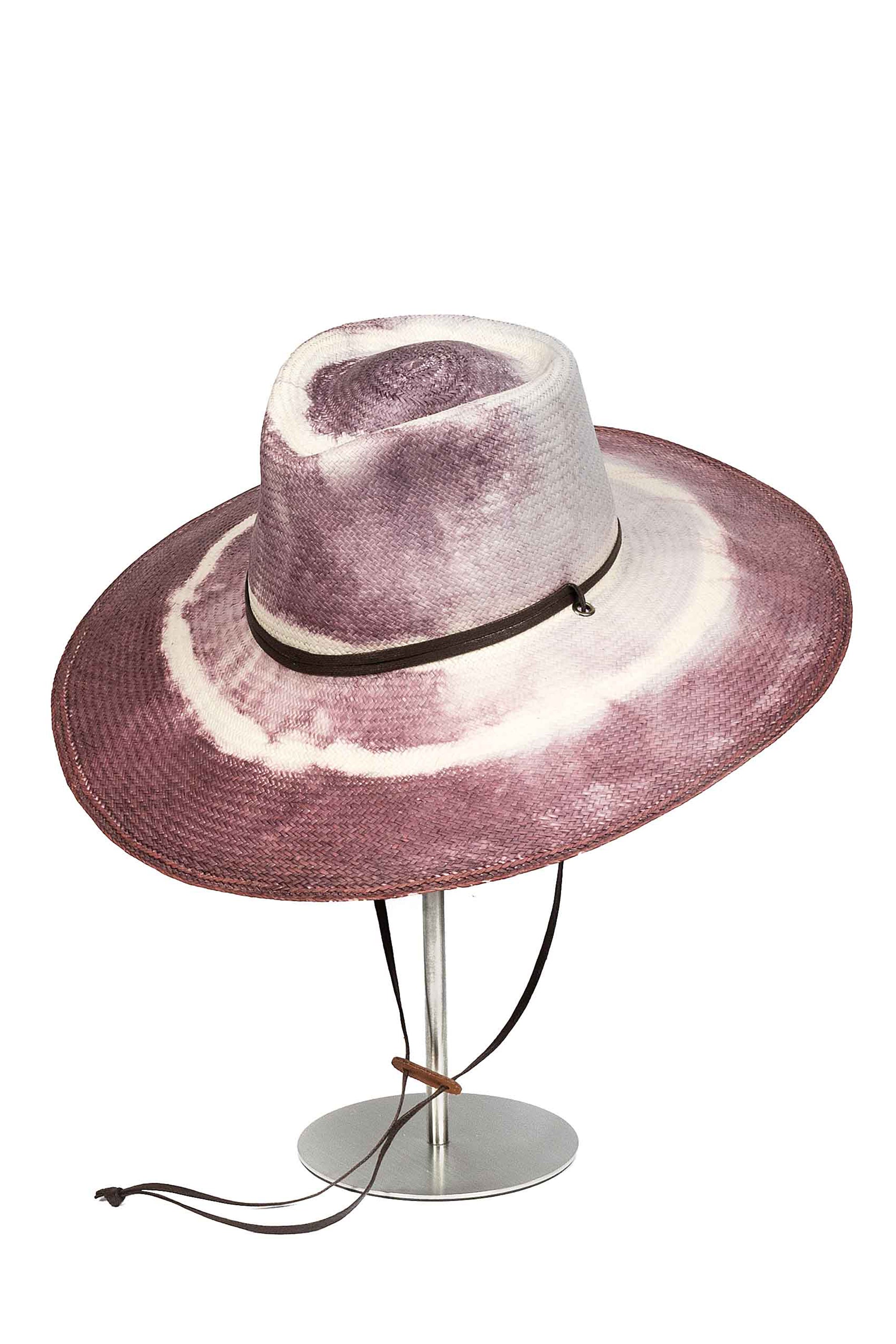 Sombrero de Paja Renata. Hecho de 100% paja toquilla con un cintillo decorativo de cuero. Panama hat tejido a mano en Ecuador. Tamaño Regulable.