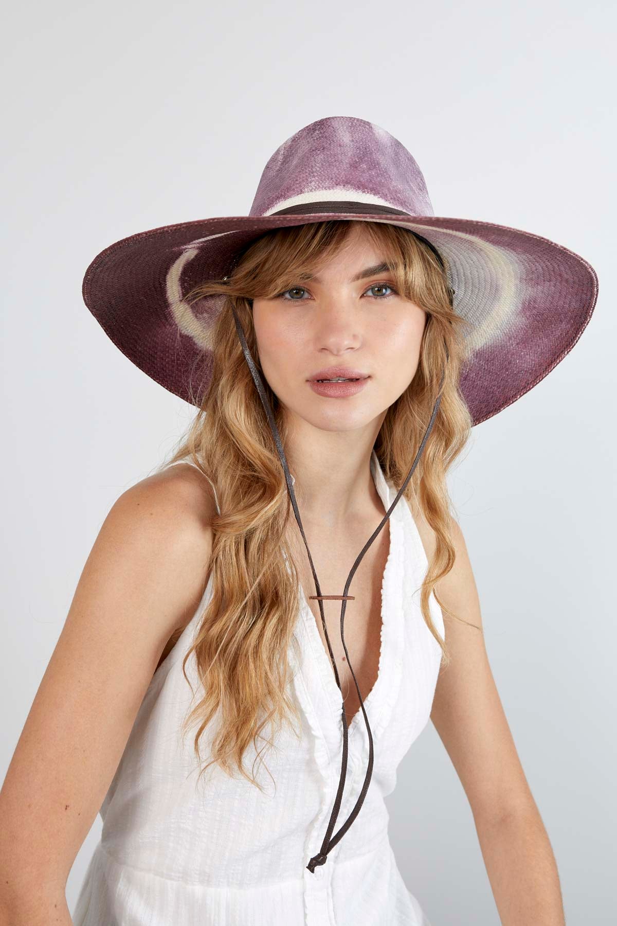 Sombrero de Paja Renata. Hecho de 100% paja toquilla con un cintillo decorativo de cuero. Panama hat tejido a mano en Ecuador. Tamaño Regulable.