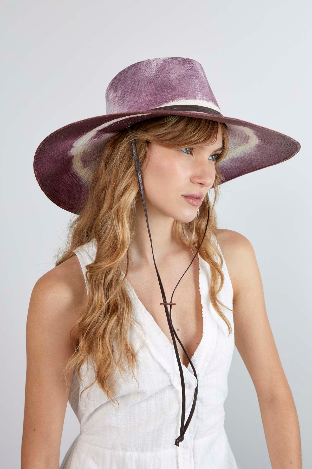 Sombrero de Paja Renata. Hecho de 100% paja toquilla con un cintillo decorativo de cuero. Panama hat tejido a mano en Ecuador. Tamaño Regulable.