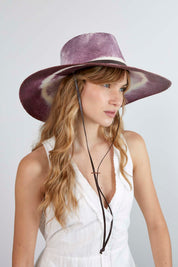 Sombrero de Paja Renata. Hecho de 100% paja toquilla con un cintillo decorativo de cuero. Panama hat tejido a mano en Ecuador. Tamaño Regulable.
