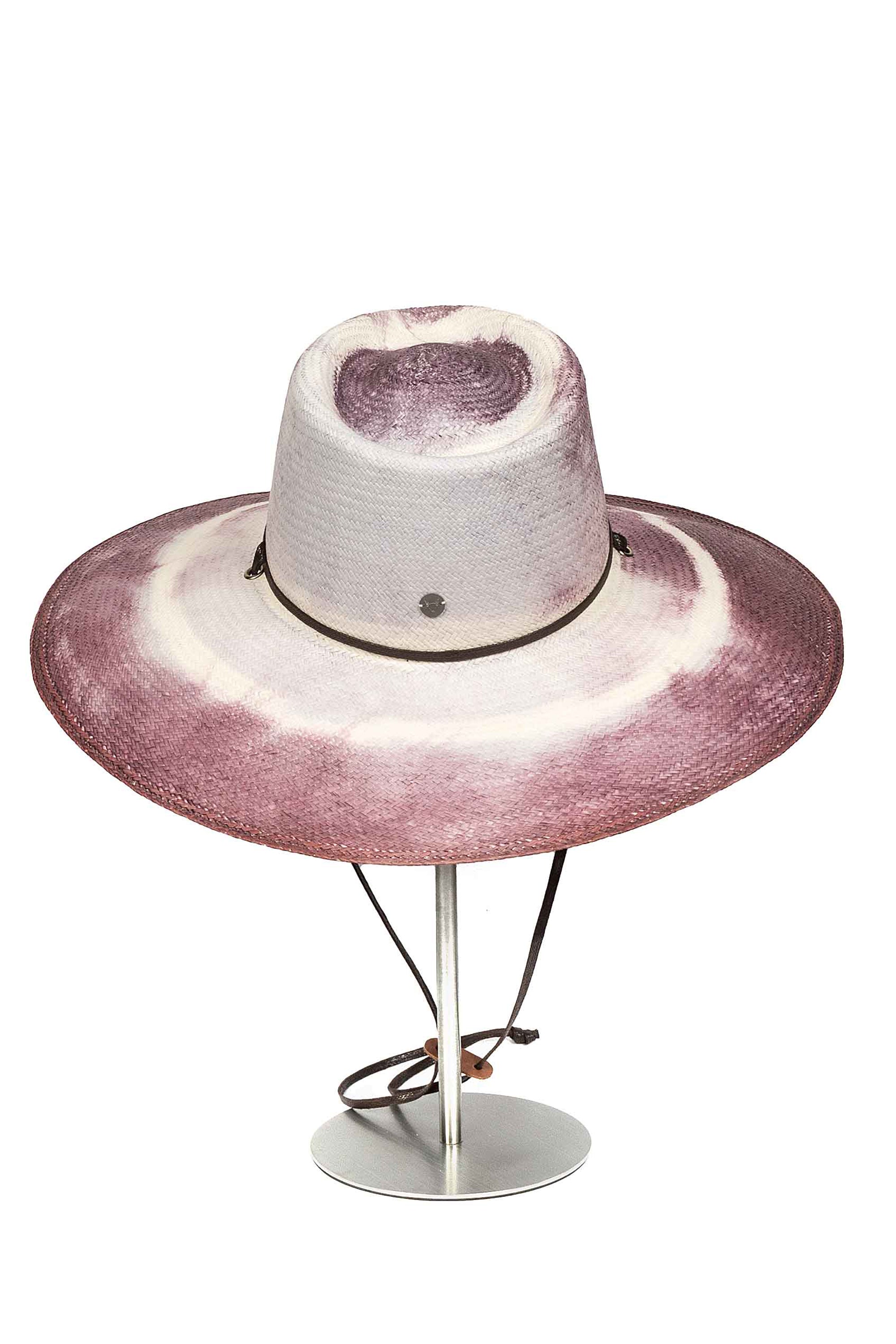 Sombrero de Paja Renata. Hecho de 100% paja toquilla con un cintillo decorativo de cuero. Panama hat tejido a mano en Ecuador. Tamaño Regulable.