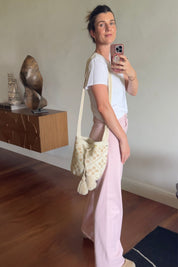 Wayuu Bag Patricia en color Nude. Hecha con materiales como con algodón, hilo de seda y piedras decorativas. Hecho en Colombia.