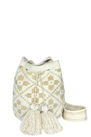 Wayuu Bag Patricia en color Nude. Hecha con materiales como con algodón, hilo de seda y piedras decorativas. Hecho en Colombia.